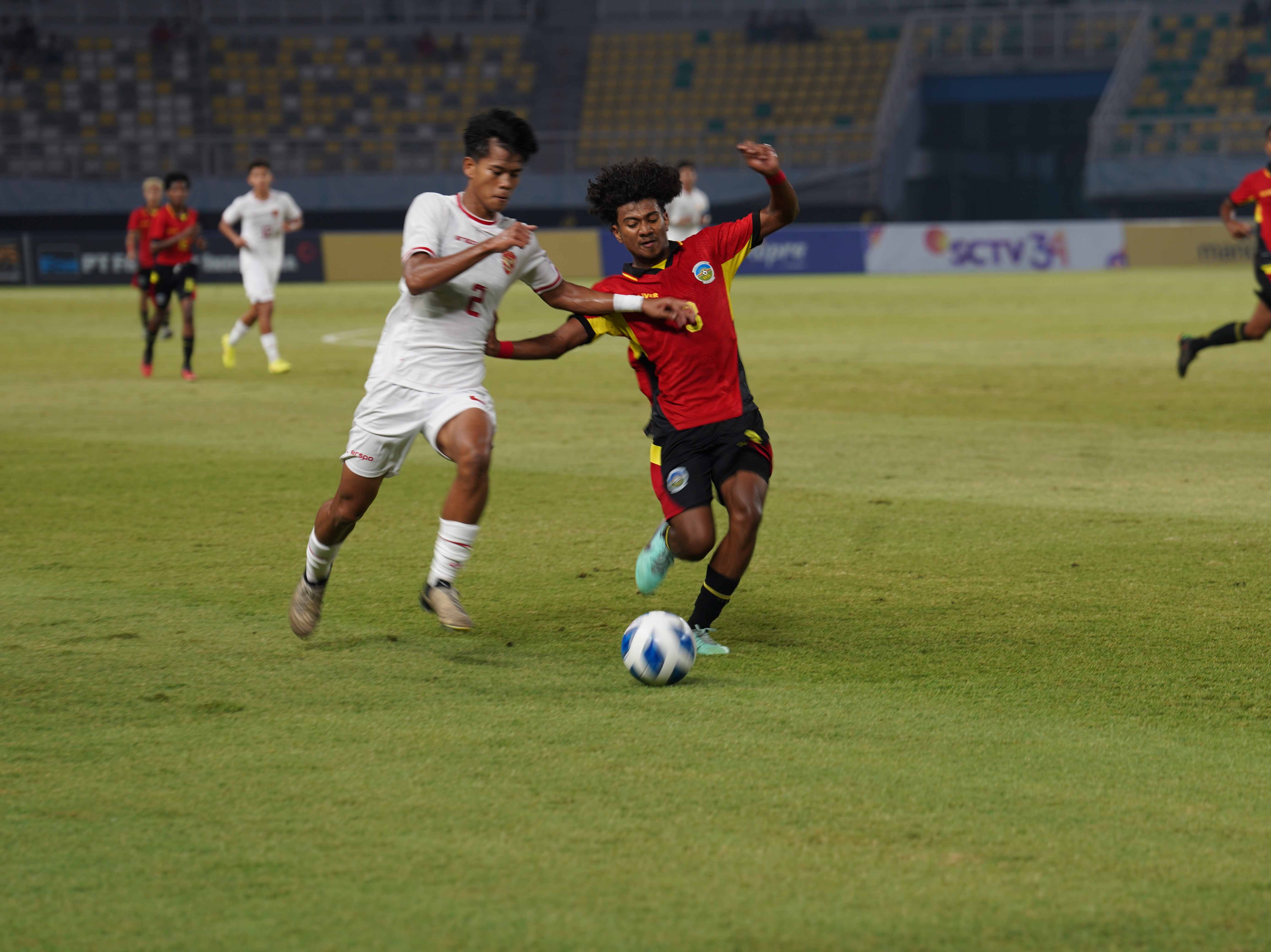 DUEL: Para pemain Timnas Indonesia dan Timor Leste berduel di laga terakhir Grup A Piala AFF U-19, Selasa (23/7). (PSSI)
