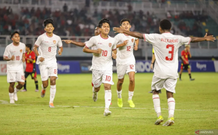 Kafiatur berselebsrasi bersama rekan-rekannya usai mencetak gol tadi malam.