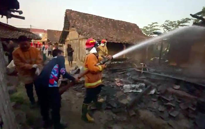 LUDES TERBAKAR: Sebuah rumah di Desa Wonokerto, Kedunggalar, Ngawi, ludes terbakar, Selasa (23/7).