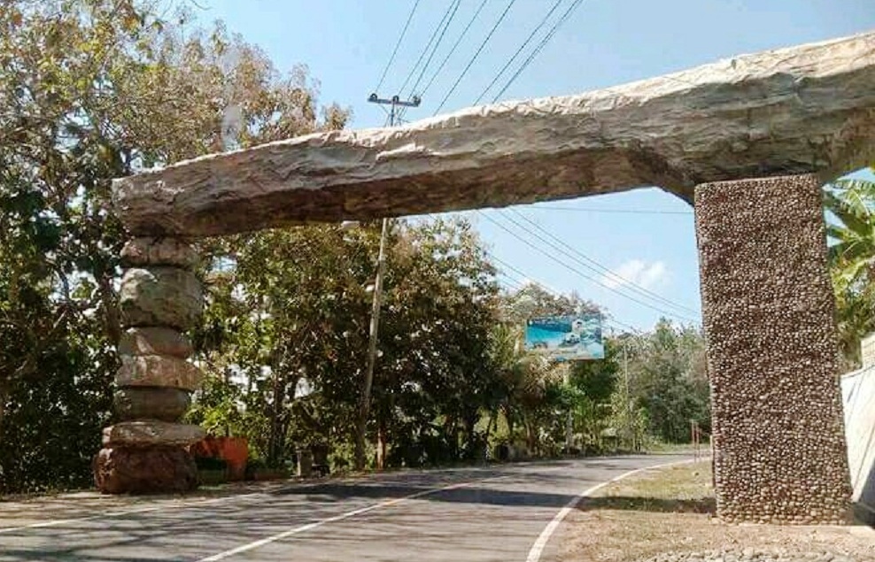 WATU TUMPUK: Tugu perbatasan dengan wilayah Kabupaten Trenggalek yang dibangun Pemkab Pacitan senilai Rp 665 juta.&nbsp;(ISTIMEWA)