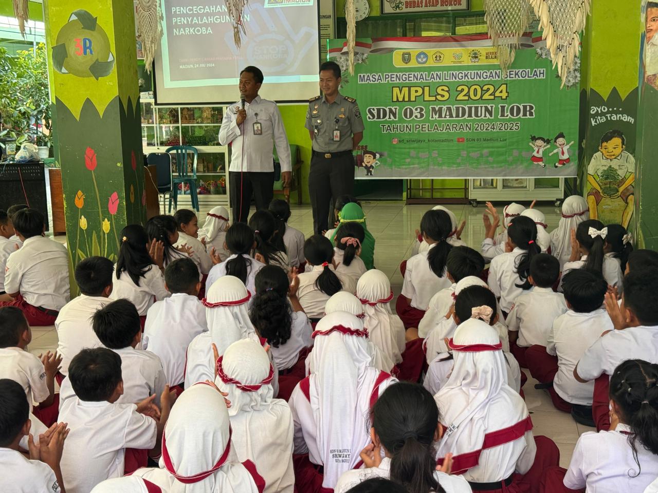 WASPADA: Penyuluhan tentang bahaya narkoba diberikan oleh pegawai Lapas Kelas I Madiun terhadap siswa SD, Rabu (24/7).