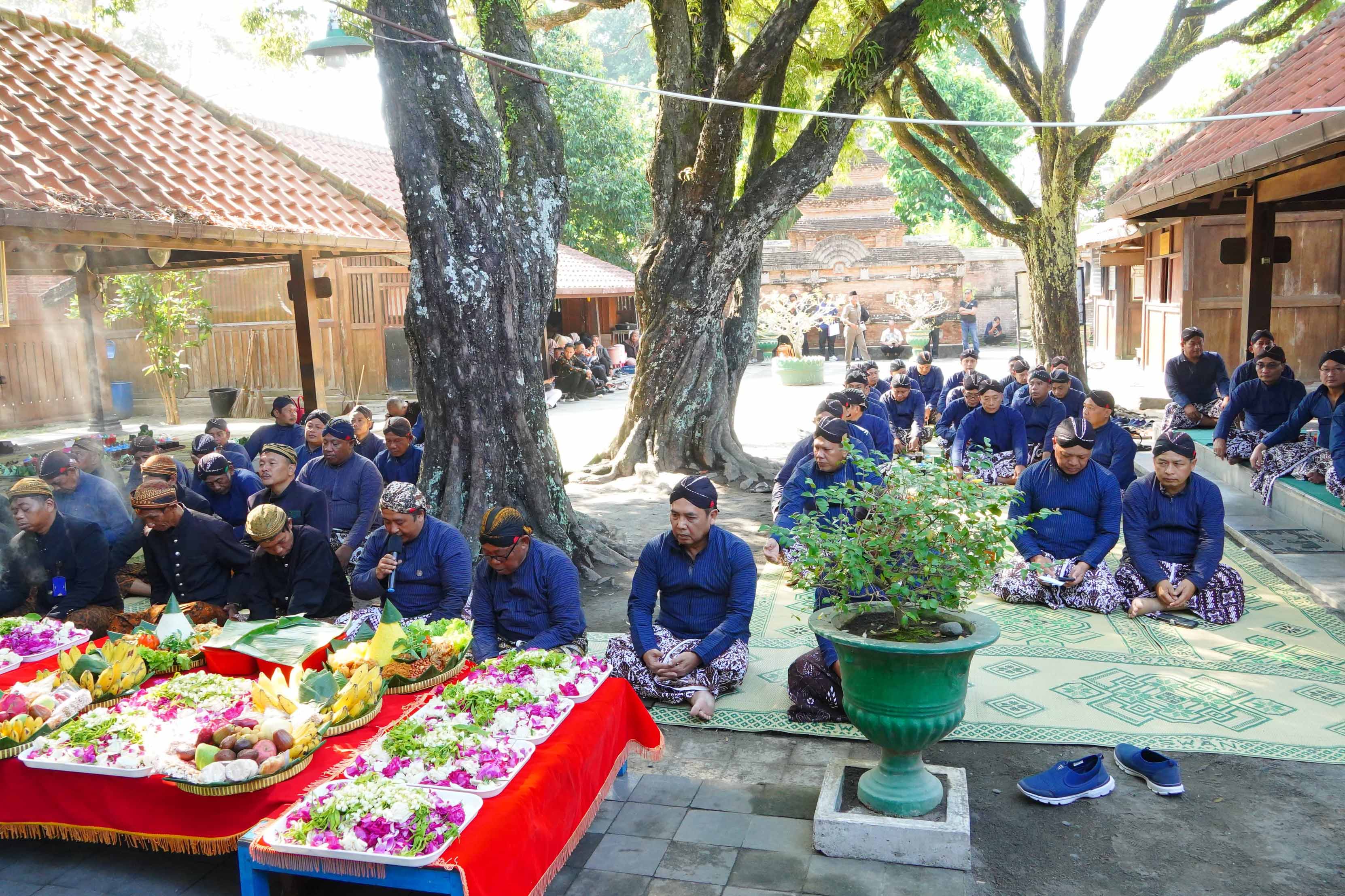 PANJATKAN DOA: Pj Bupati Madiun Tontro Pahlawanto dan jajaran saat ziarah di makam Retno Dumilah di Kotagede, Jogjakarta. (PROKOPIM MADIUN)