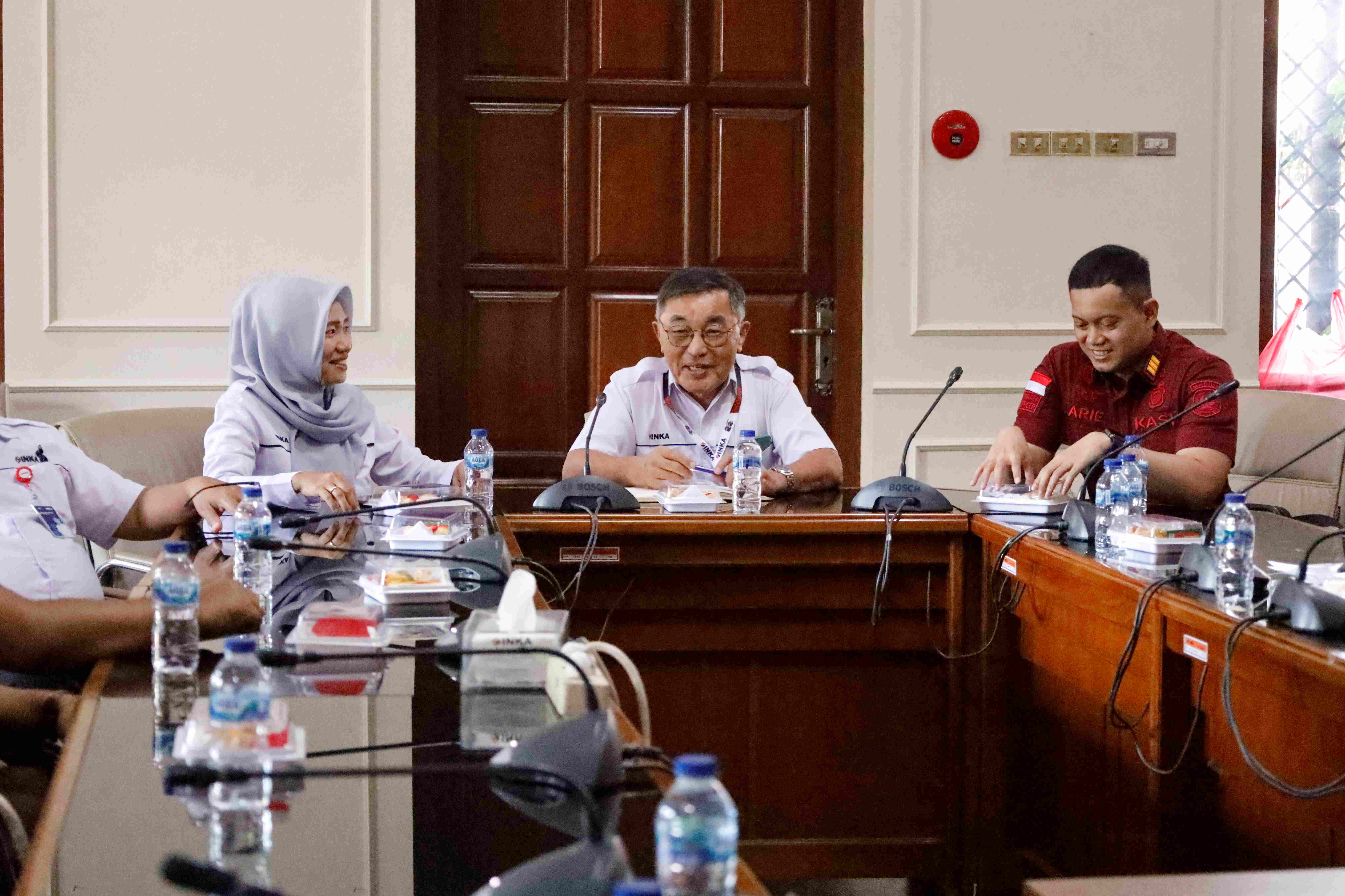 TAAT HUKUM: Anggota Tim PORA Kantor Imigrasi Kelas II Non TPI memeriksa legalitas dokumentasi keimigrasian TKA.&nbsp;(KANIM MADIUN)