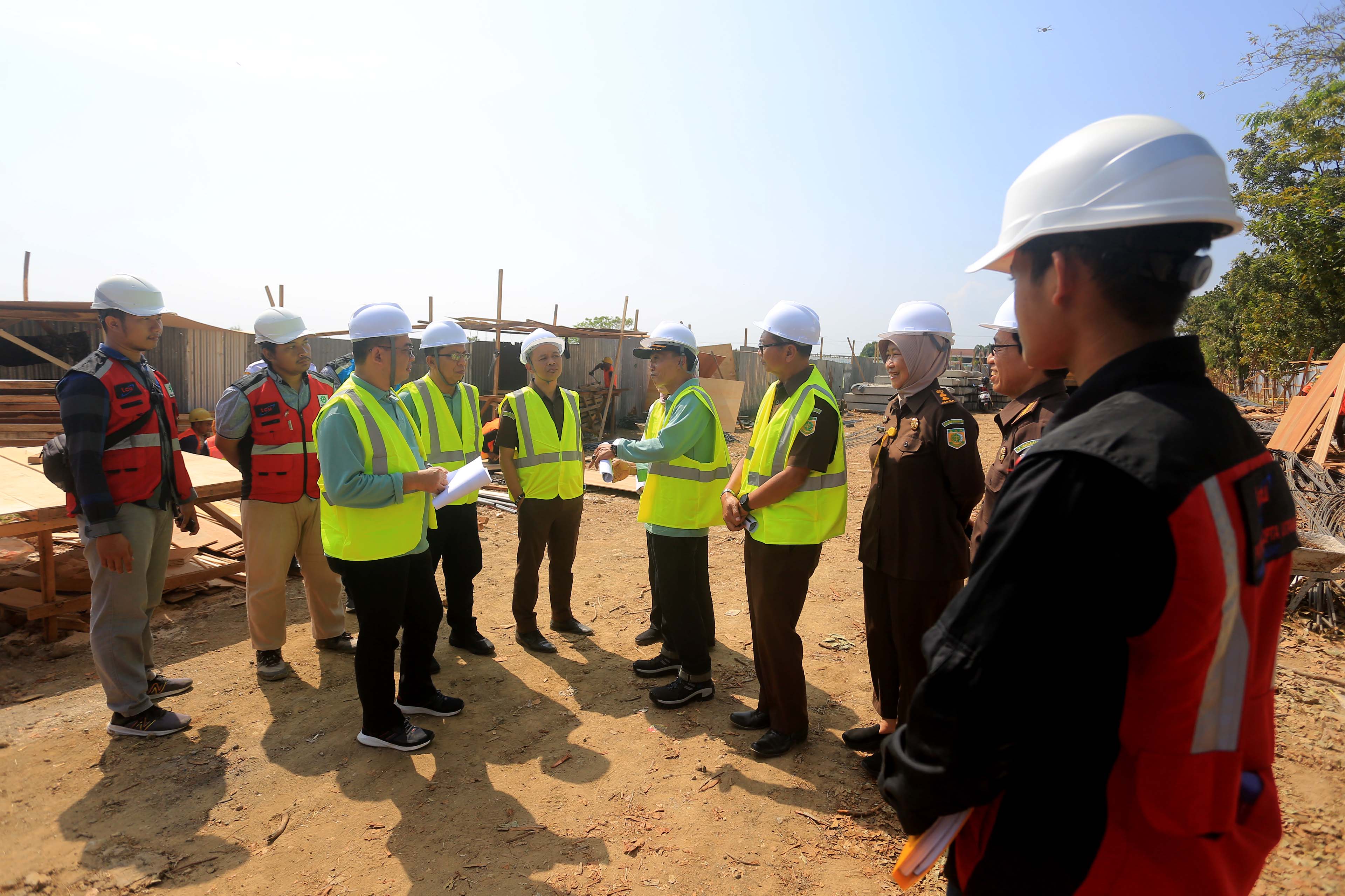 MONITORING: Pj Wali Kota Madiun Eddy Supriyanto bersama dengan tim PPS kejaksaan dan DPUPR meninjau proyek pembangunan IPLT di Kelurahan Winongo, Rabu (24/7). (BAGAS BIMANTARA/RADAR MADIUN)