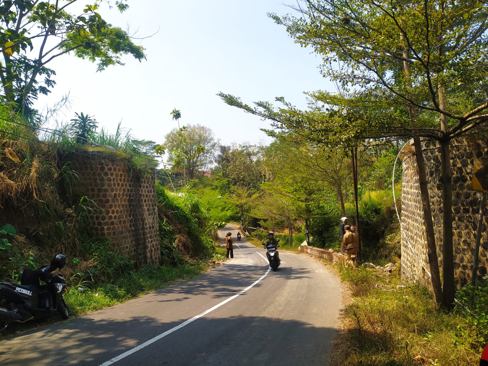 PENINGGALAN BELANDA : Talang air sarana irigasi yang melintang diatas ruas Jogorogo-Ngrambe, Ngawi, disebut tidak sesuai kelayakan jalan.