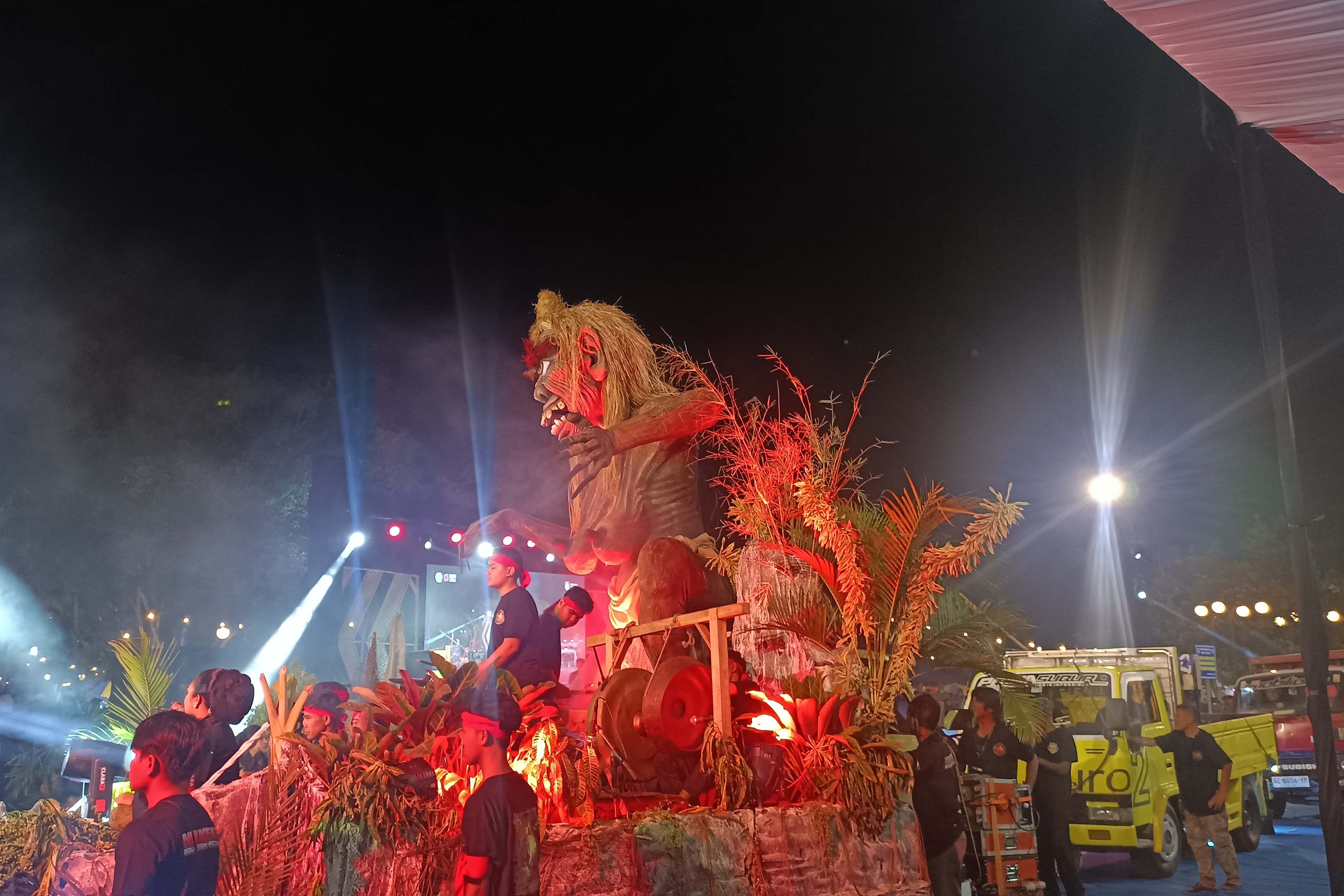 MEGAH: Penampilan salah satu grup peserta FRP 2024. Untuk tampil dalam festival tahunan ini dibutuhkan biaya hingga lebih dari Rp 100 juta.&nbsp;(NUR CAHYONO/RADAR PACITAN)