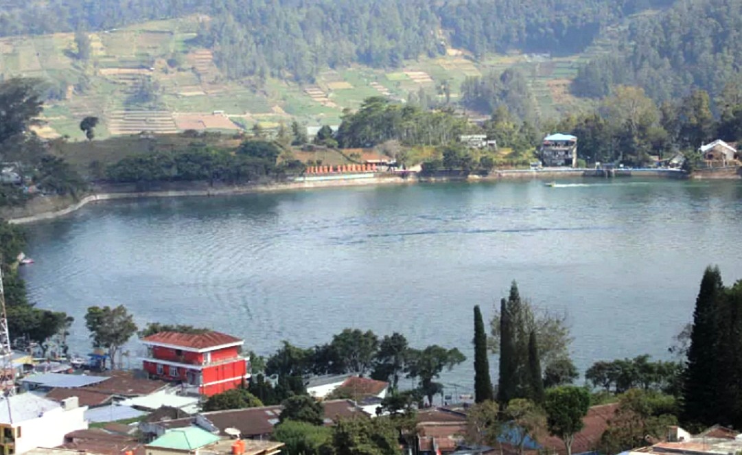 PUTUS NYAMBUNG: Keberadaan jaringan wifi gratis di Telaga Sarangan kerap trouble hingga dikeluhkan wisatawan yang berkunjung. (AJI PUTRA/RADAR MADIUN)