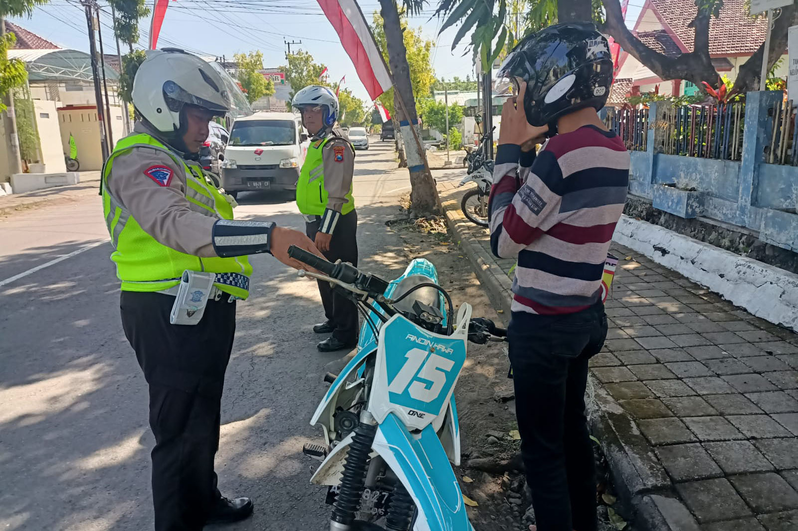 OPERASI PATUH SEMERU: Petugas Satlantas Polres Ngawi menghentikan pengendara bermotor yang melanggar peraturan lalu lintas.