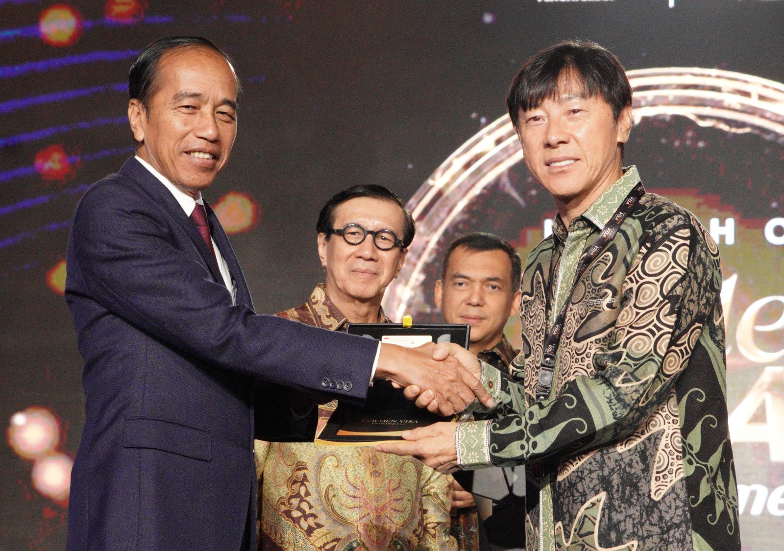 BANGGA: Presiden Joko Widodo menyerahkan Golden Visa kepada Pelatih Timnas Indonesia Shin Tae Yong. (KANIM MADIUN)
