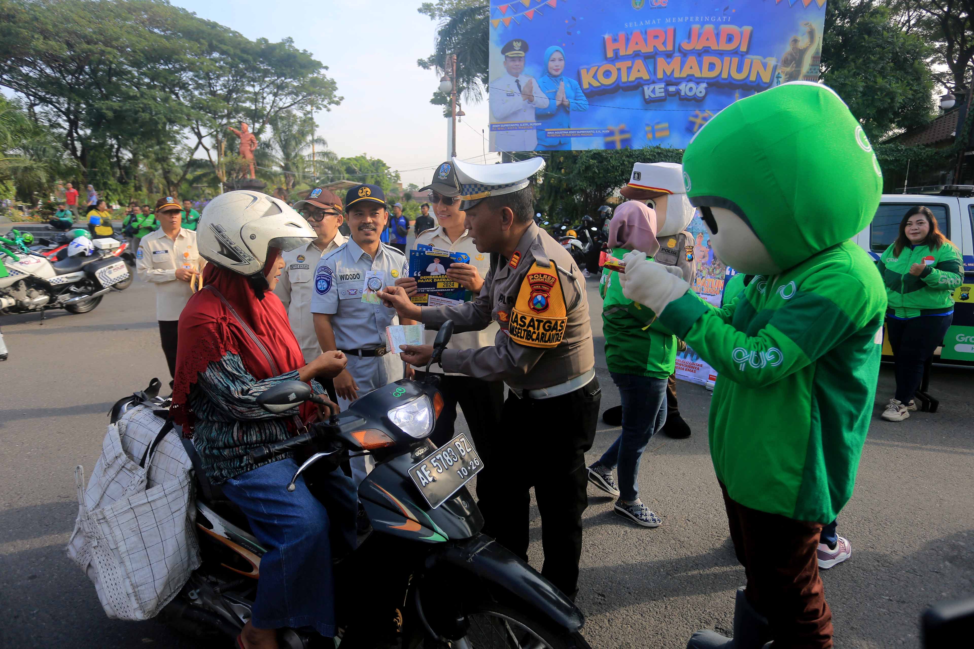 OPS SEMERU 2024: Suasana operasi serta sosialisasi dan kampanye keselamatan berlalu lintas di kawasan alun-alun, Kamis (25/7). (BAGAS BIMANTARA/RADAR MADIUN)