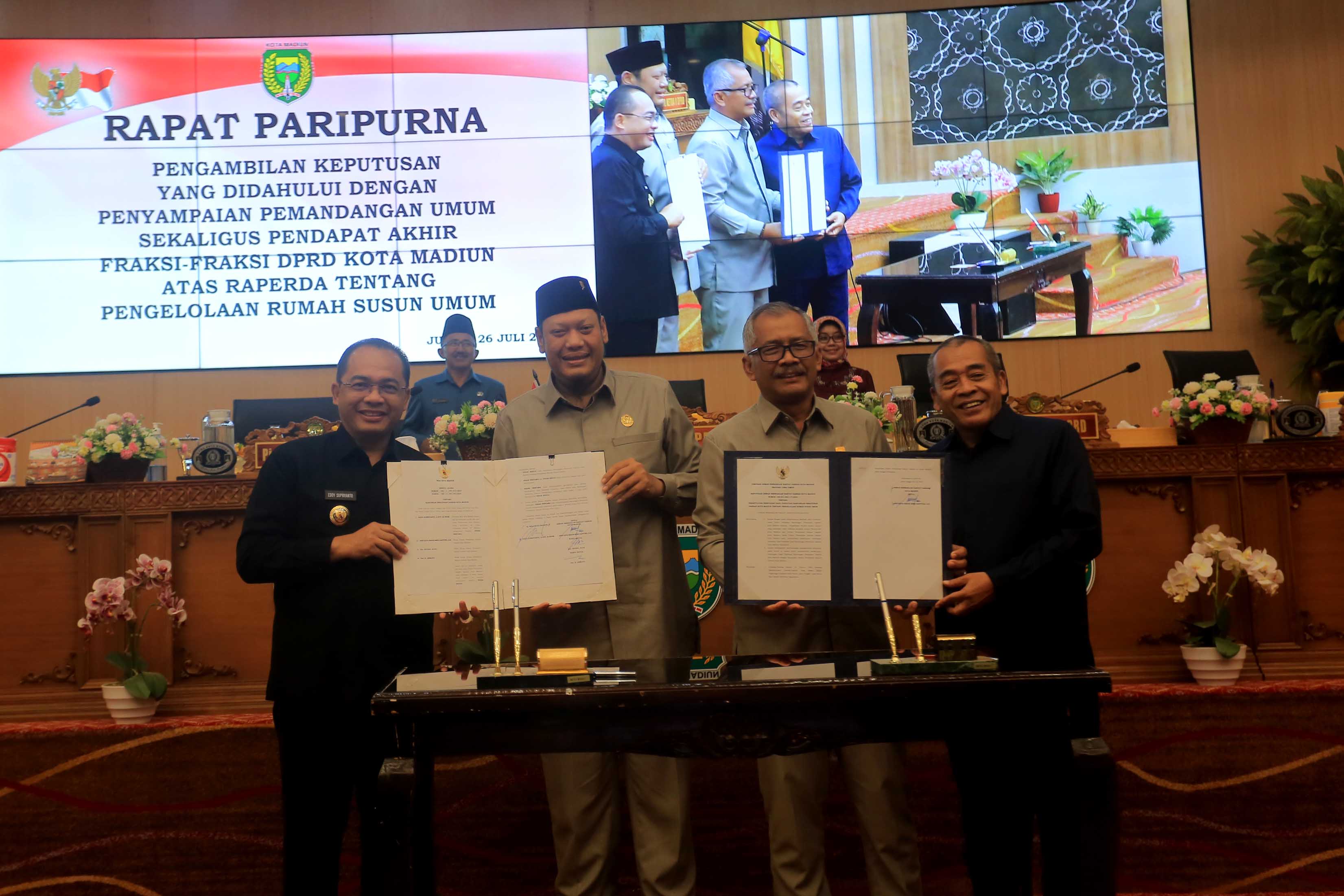 LEGISLASI: DPRD beserta dengan Pemkot Madiun menyepakati bakal membahas tentang P-KUA PPAS 2024 dan raperda pengelolaan rusun umum, Jumat (26/7).&nbsp;(BAGAS BIMANTARA/RADAR MADIUN)