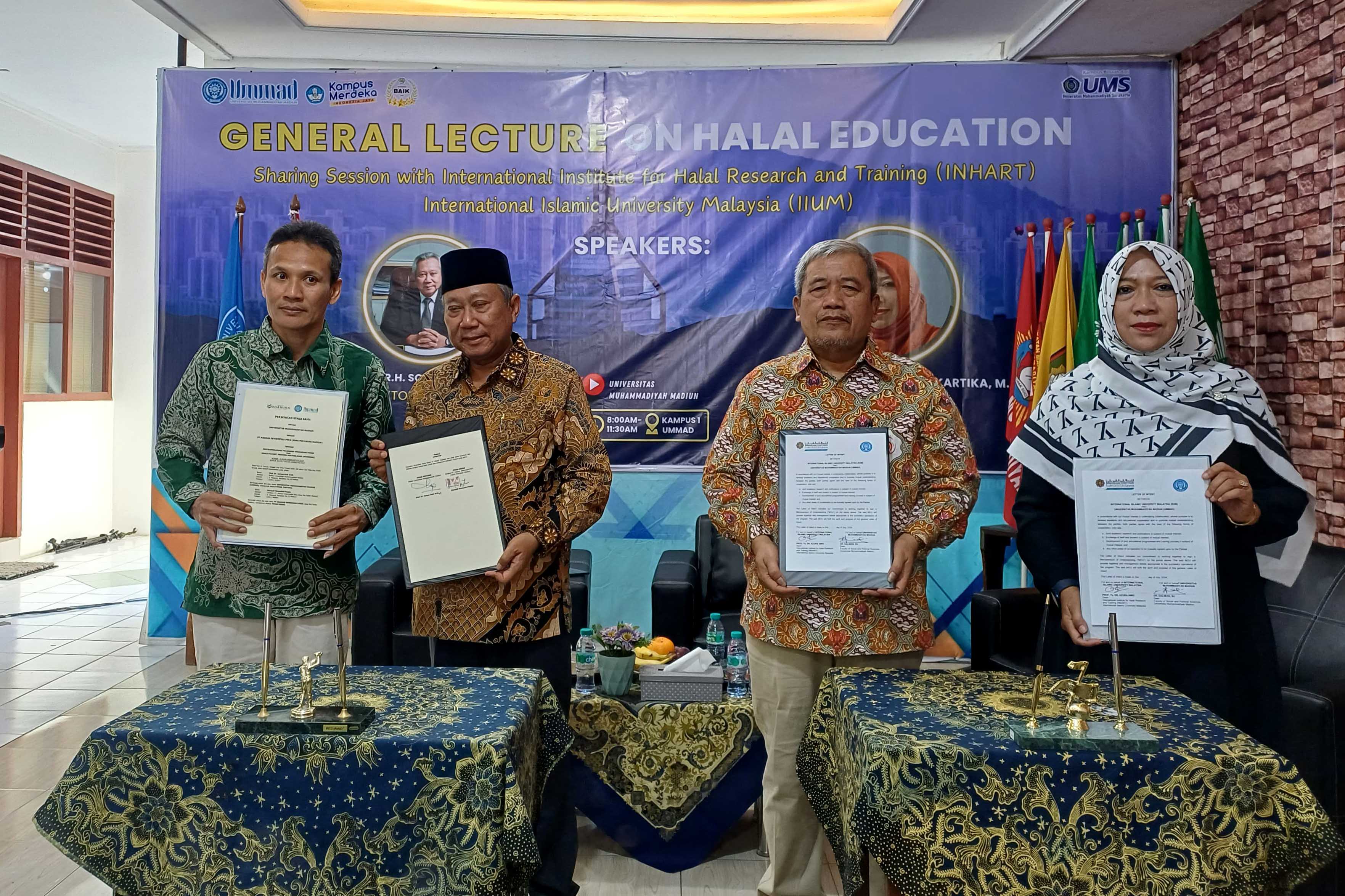 MOU: Universitas Muhammadiyah Madiun dengan International Islamic University Malaysia meneken kerja sama program riset dan pengembangan pusat study halal, Jumat (26/7).&nbsp;(UMMAD)