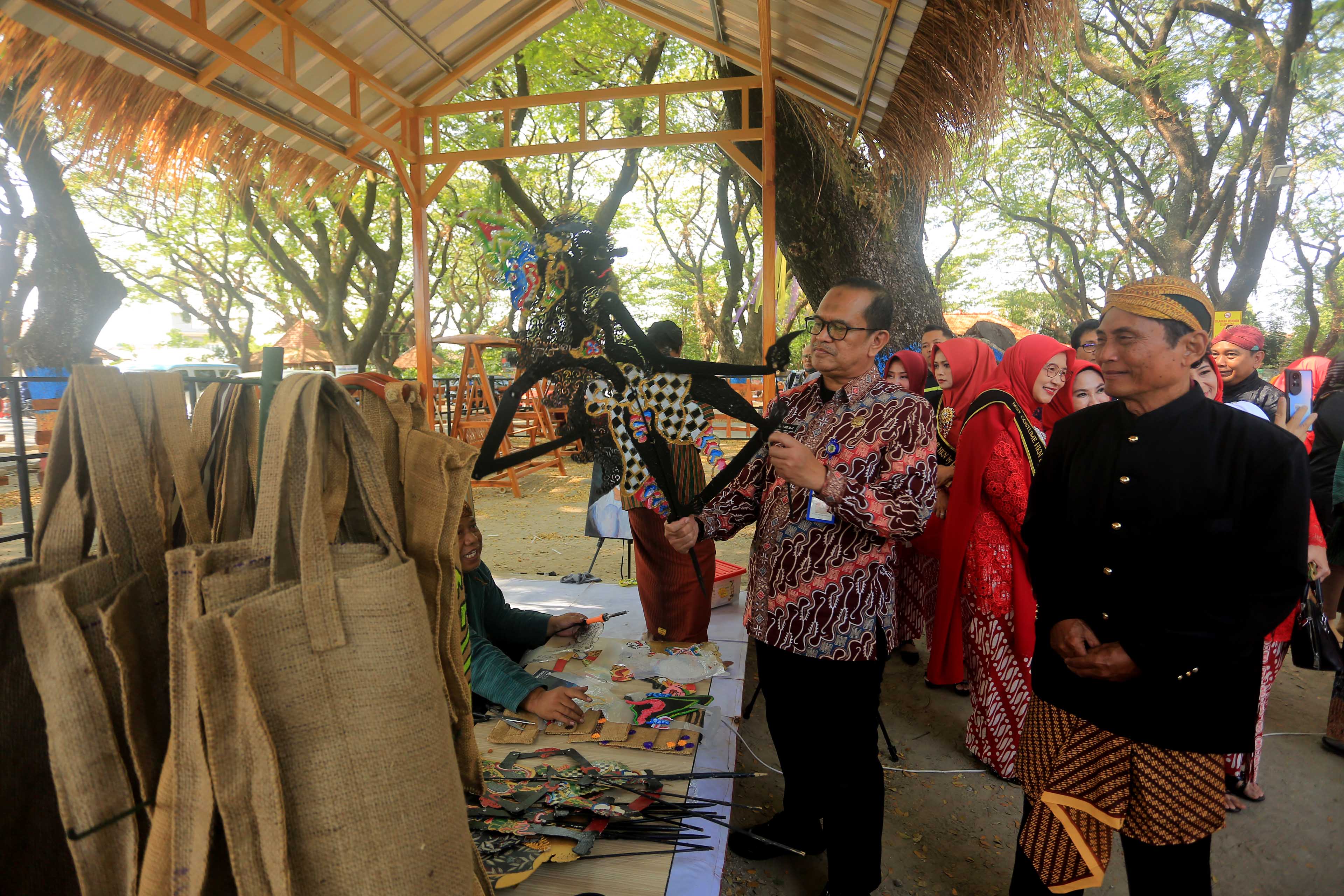 LAWAS: Sekda Soeko Dwi Handiarto meninjau stan-stan yang ada dalam Pasar Seni dan Kuliner di Ngrowo Bening, Jumat (26/7). (BAGAS BIMANTARA/RADAR MADIUN)