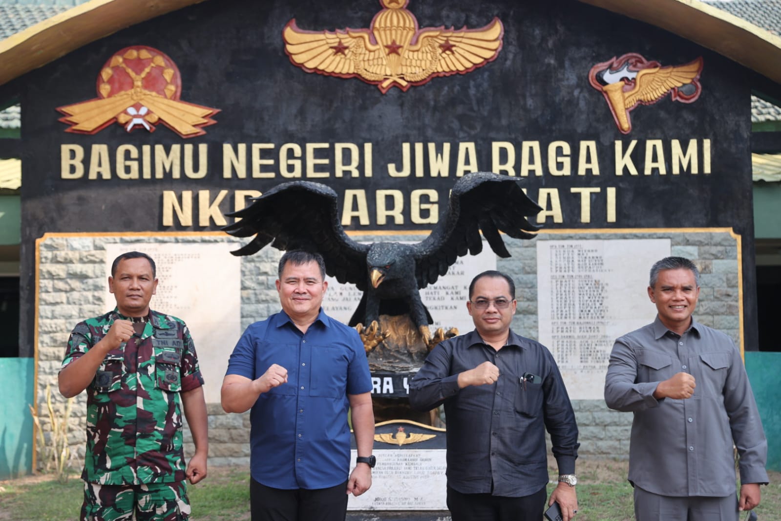 Direktur Pol PP dan Linmas Kemendagri Bernhard E. Rondonuwu ketika berkunjung ke Batalyon Yonif Para Rider 501/BY bersama dengan Pj Wali Kota Madiun Eddy Supriyanto. (DISKOMINFO)