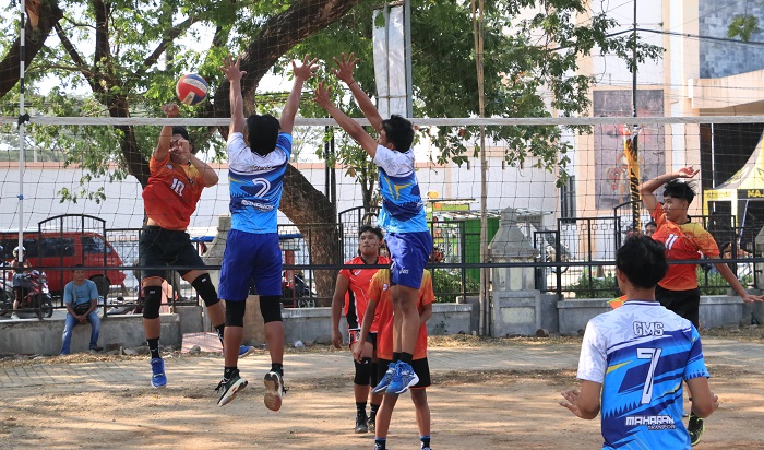 ADU SKILL: Pemain voli adu skill memperebutkan Piala Bupati dalam ajang Kejurkab Ponorogo 22-31 Juli.