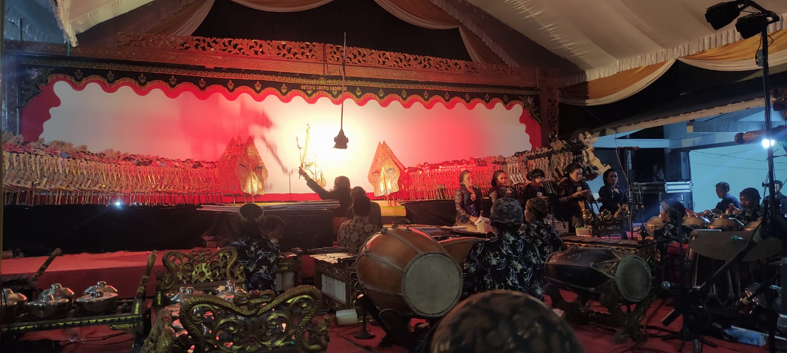 WAYANGAN: Pagelaran wayang kulit setiap bulan Suro dalam peringatan bersih desa Karanggupito, Kecamatan Kendal, menyedot antusiasme masyarakat.&nbsp;(SATRIO JATI/RADAR NGAWI)