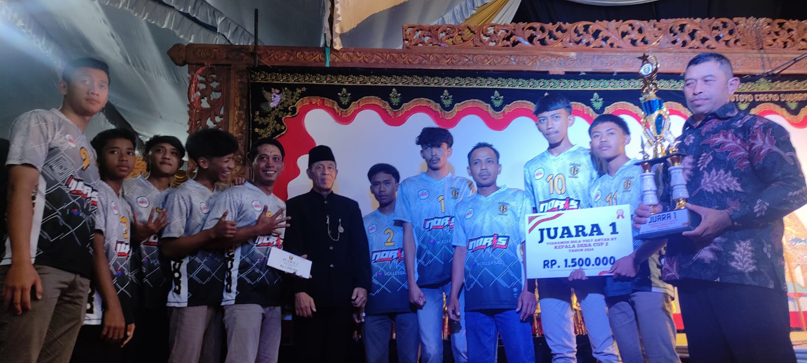 PEMUDA UNGGUL: Para pemuda desa menerima penghargaan dan hadiah dari turnamen voli tahunan Karanggupito. (SATRIO JATI/RADAR NGAWI)