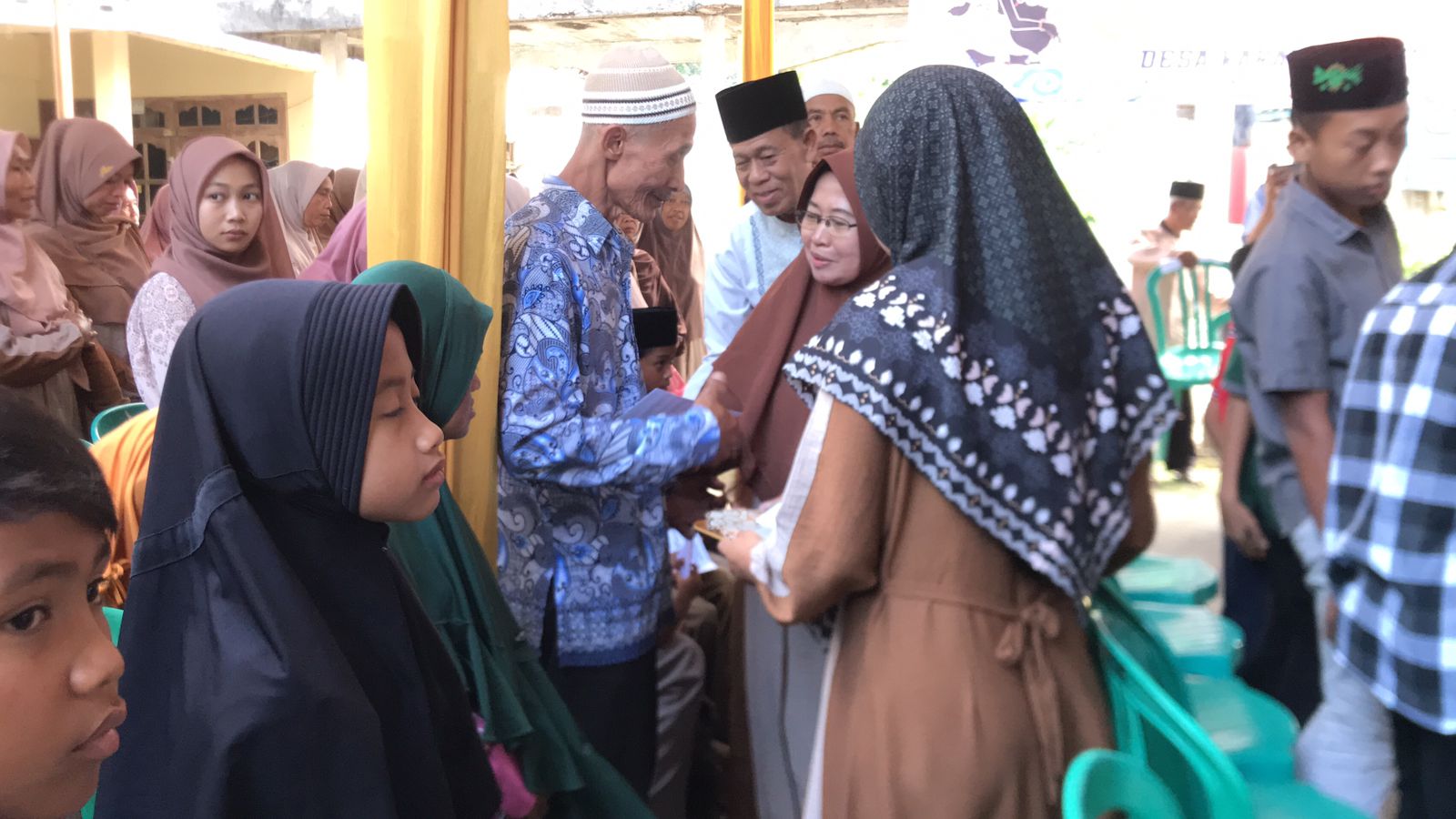 SANTUNAN: Pemerintah Desa Karanggupito memberikan santunan bagi warganya. Kegiatan ini masih dalam rangkaian acara bersih desa. (SATRIO JATI/RADAR NGAWI)