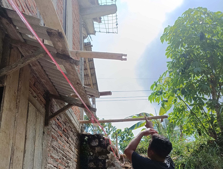 SENGKETA LAHAN: Tritis omahe Megawati neng Pacitan kepeksa dibongkar. (NUR CAHYONO/RADAR MADIUN)