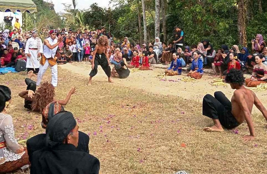 REGENG: Swasana upacara Baritan ing Dusun Wati, Gawang, Kebonagung, Pacitan, wingi (29/7). (NUR CAHYONO/RADAR MADIUN)