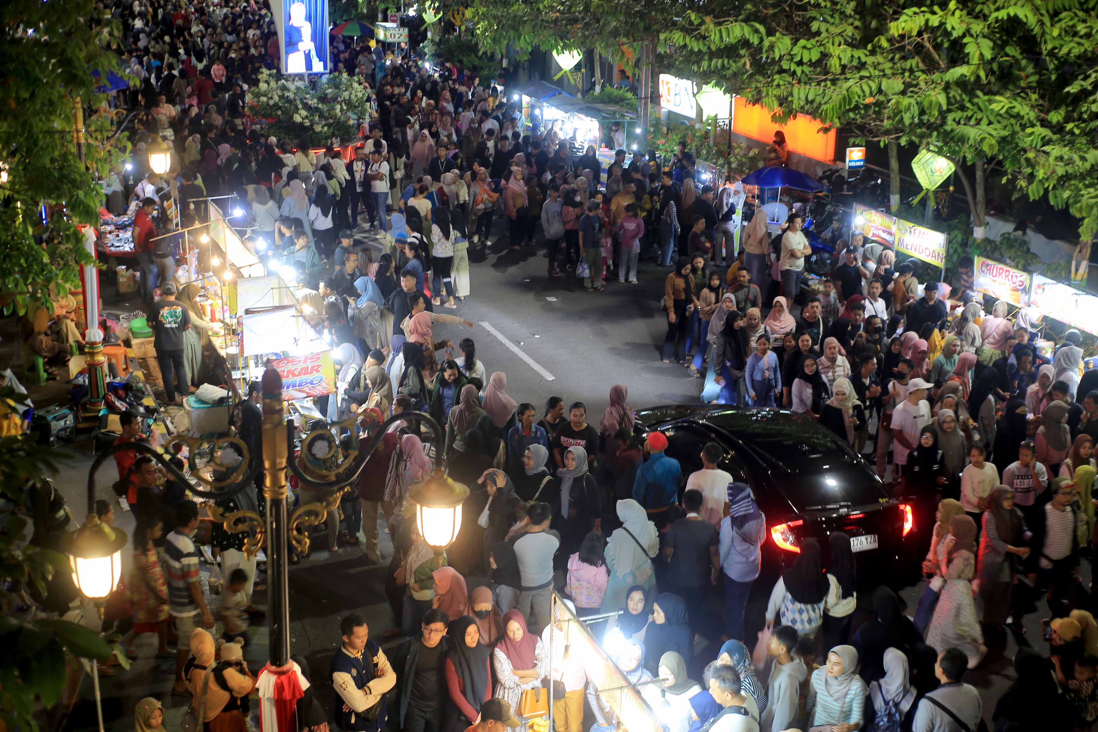 PADAT: Gelaran car free night pada akhir pekan lalu di Jalan Pahlawan meningkatkan volume sampah di Kota Madiun. (BAGAS BIMANTARA/RADAR MADIUN)