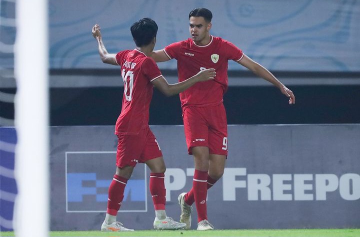 Jens Raven usai mencetak gol dalam pertandingan tadi.