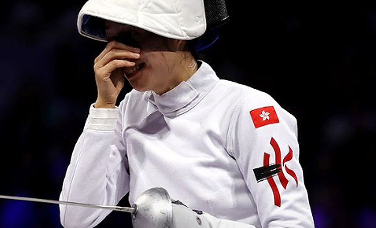 Vivian Kong menangis usai raih emas Olimpiade 2024.