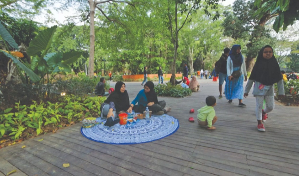 NENTREMAKE: Warga nikmati Taman Balekambang Kota Solo sawise diresmekake Kemis (25/7). (DOKUMEN/RADAR SOLO)