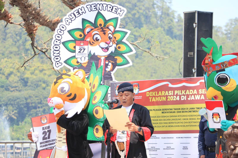 SERAH TERIMA: Singo Barong (maskot Pilbup Ponorogo) dan Si Jalih (maskot Pilgub Jatim) berdampingan saat di Telaga Ngebel, Minggu (28/7).