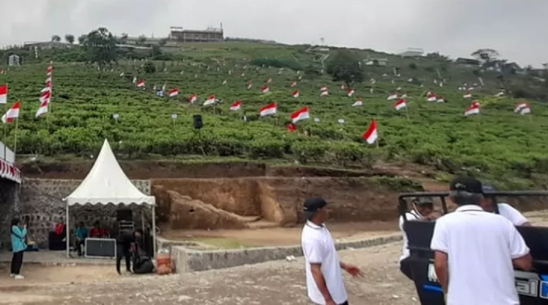 NASIONALISME: Sewu gendera abang putih dipasang ing kebon teh Segorogunung, Ngargoyoso, Karanganyar. (DOKUMEN/RADAR SOLO)