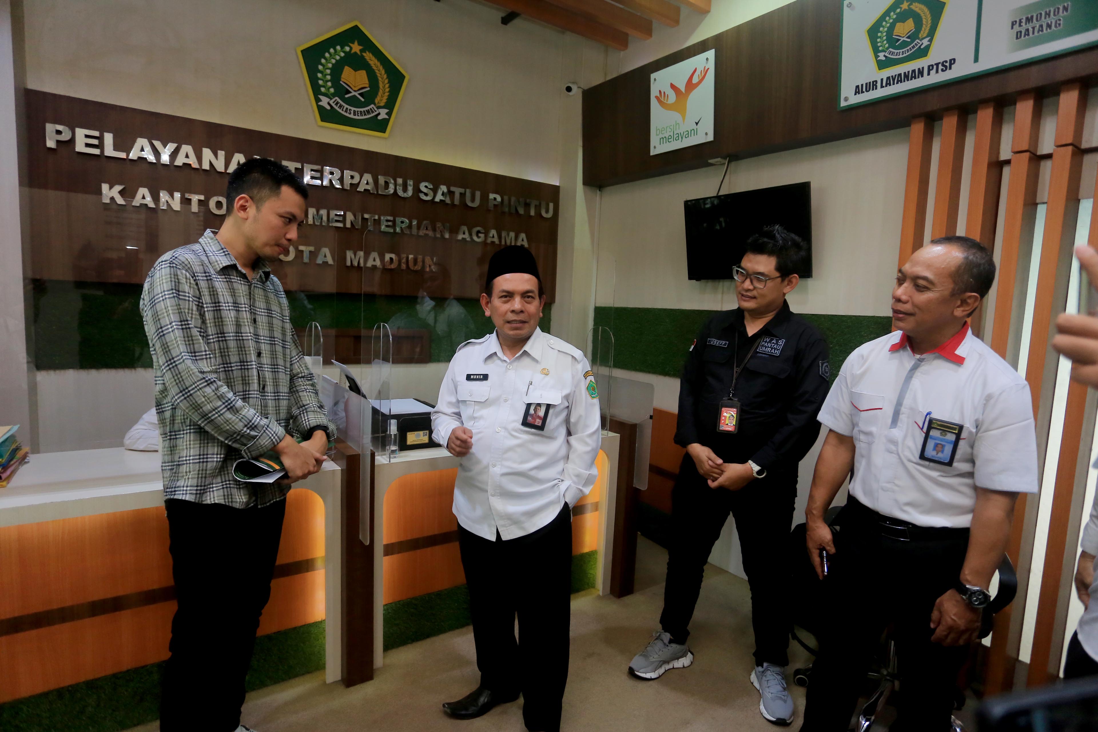 KORBAN PENIPUAN: Yoga Pratama bersama sejumlah petugas usai klarifikasi di Kantor Kemenag Kota Madiun, Selasa (30/7).&nbsp;(BAGAS BIMANTARA/RADAR MADIUN)