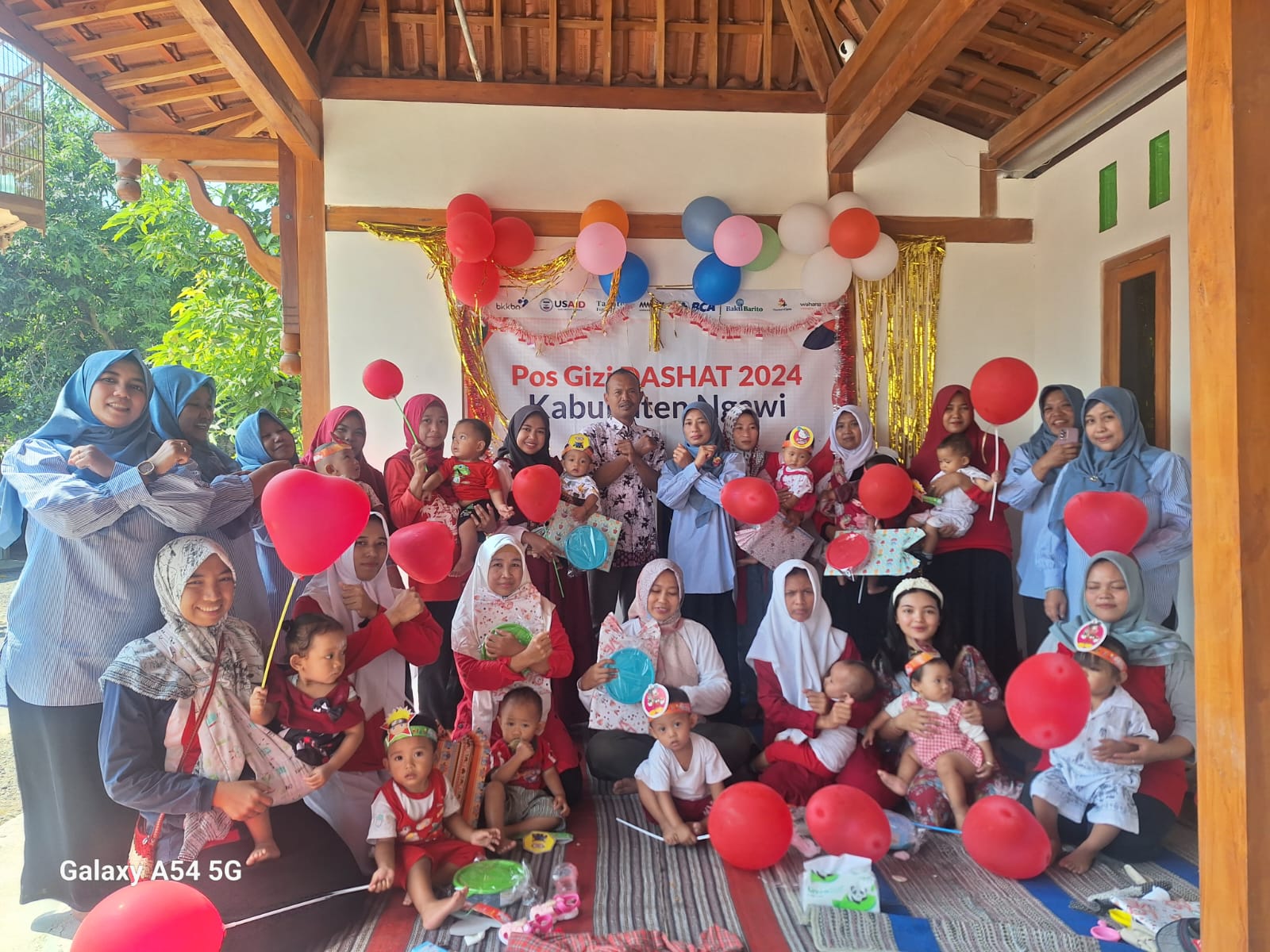 SOLID: Kades Mojo Subiyanto bersama kader posyandu dan ibu-ibu peserta program Pos Gizi Dashat.&nbsp;(PEMDES MOJO)