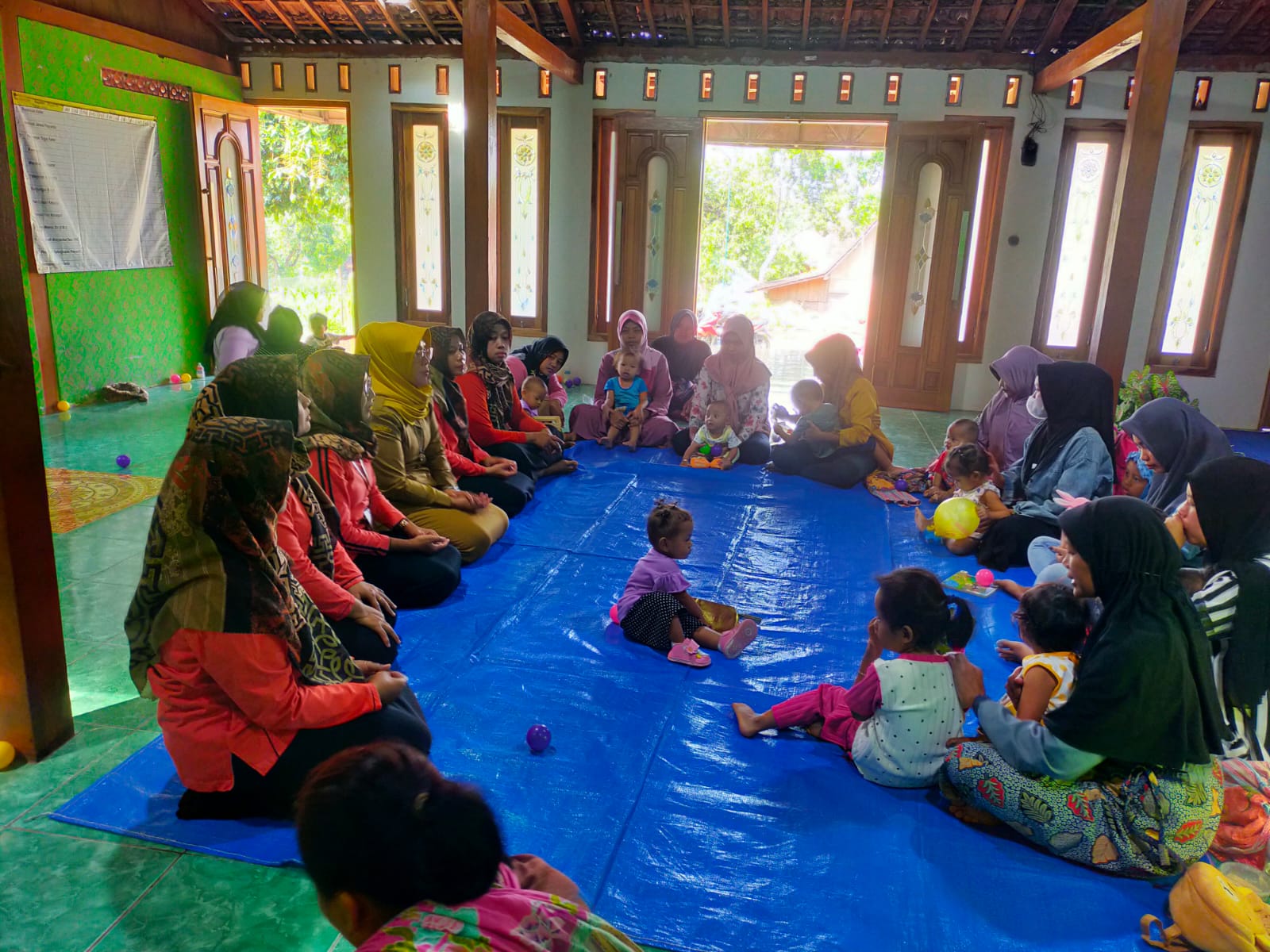 PENGARAHAN: Ibu-ibu peserta Pos Gizi Dashat di Desa Bringin mengikuti pengarahan dan bimbingan dari tim terkait menu makanan bergizi untuk balita.&nbsp;(PEMDES BRINGIN)