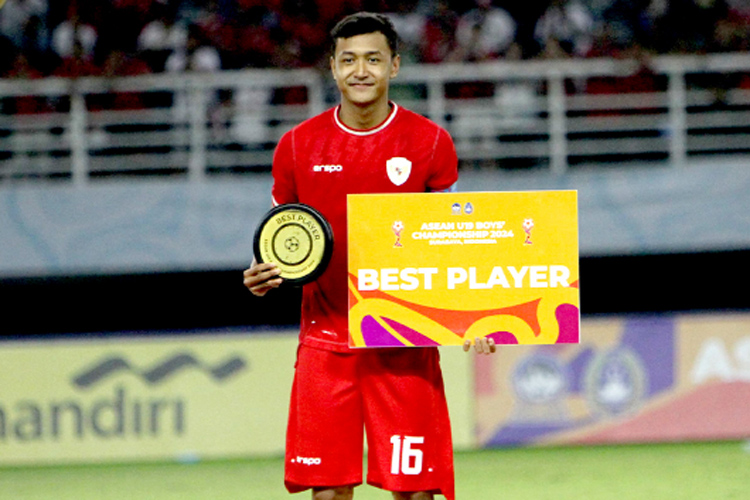 Dony Tri Pamungkas saat menerima piagam pemain terbaik Piala AFF U-19 2024.