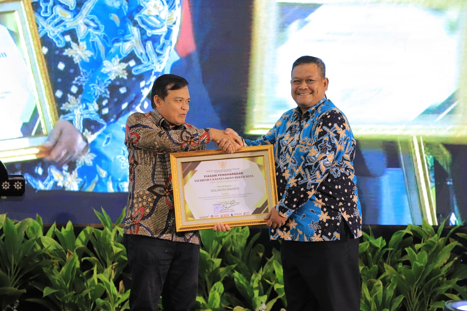 AWARD: Pemkot Madiun meraih penghargaan di bidang hukum yang penerimaannya diwakili oleh Agus Mursidi, Staf Ahli Wali Kota Madiun di Batu kemarin (30/7). (DISKOMINFO)