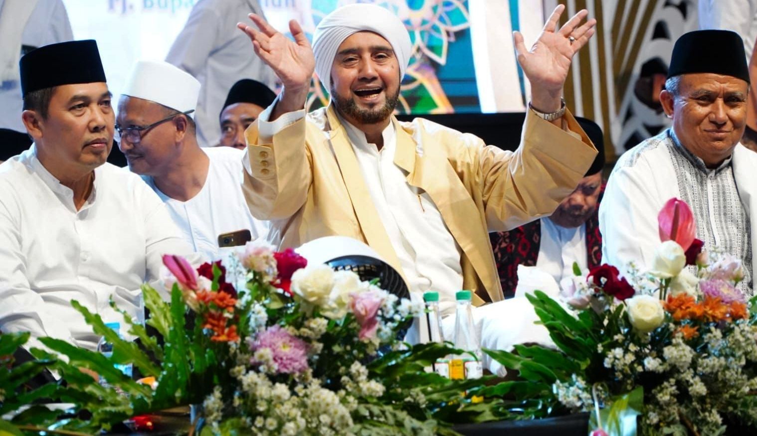 SALAWATAN: Pj. Bupati Madiun Tontro Pahlawanto (kiwa) lan  Habib Syech bin Abdul Qodir Assegaf (tengah). (PROKOPIM KAB. MADIUN)