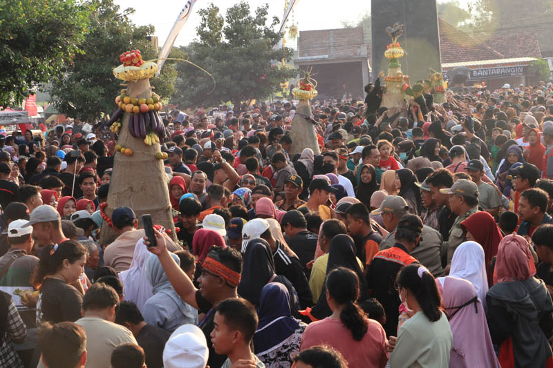 URI-URI TRADISI: Ratusan warga berebut buceng purak gunungan hasil bumi di halaman Monumen Bantarangin, Ponorogo, Rabu (31/7).