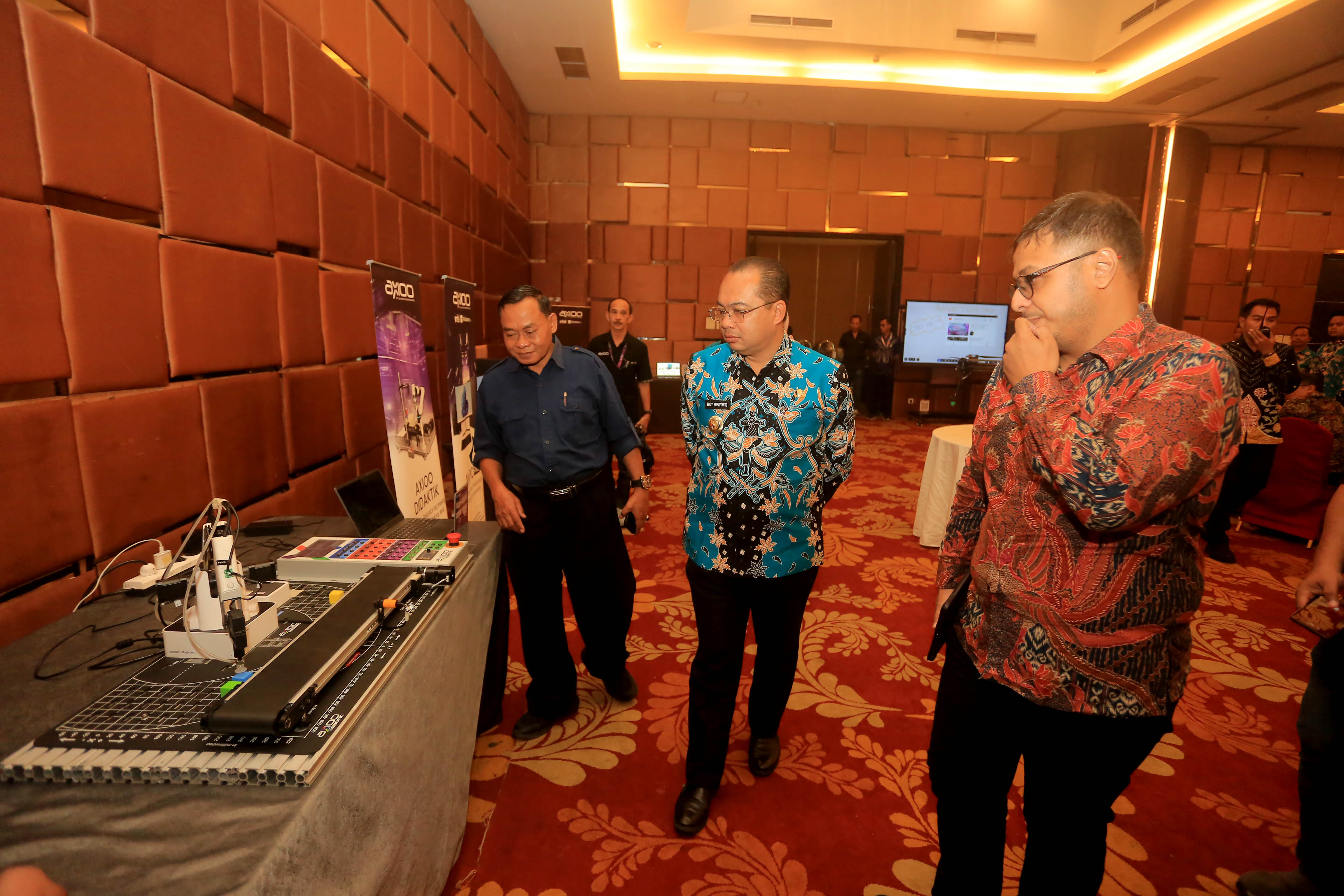 PDN: Pj Wali Kota Madiun Eddy Supriyanto saat menyaksikan barang-barang yang merupakan hasil produk dalam negeri di Aston Hotel Madiun, Kamis (1/8). (BAGAS BIMANTARA/RADAR MADIUN)
