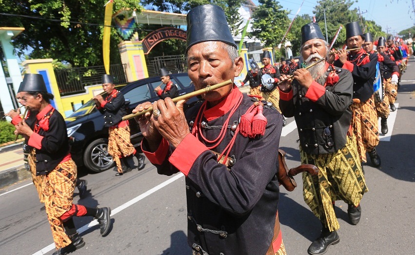 ILUSTRASI: Tradisi ing sasi Sura salah siji perguruan pencak silat neng Kota Madiun mancarli wingi (21/7). (DOKUMEN RADAR MADIUN)