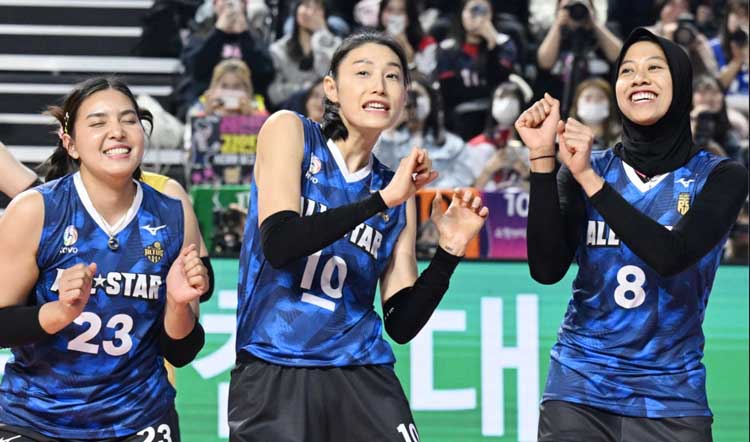 Megawati Hangestri dan Ratu Voli Korea Selatan Kim Yeong koung (tengah) saat bermain di All Star Game V-League pada Januari tahun lalu.