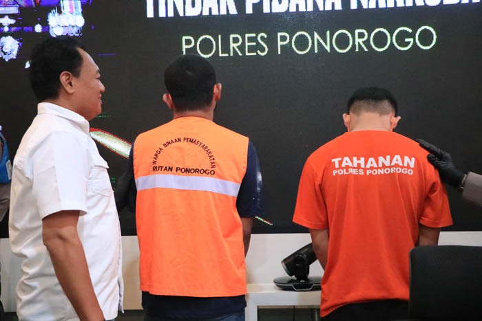 UNGKAP KASUS : Polres Ponorogo menetapkan CDT dan FY tersangka dalam kasus peredaran narkoba yang dikenadilan salah satu napi lapas, Rabu (31/7).