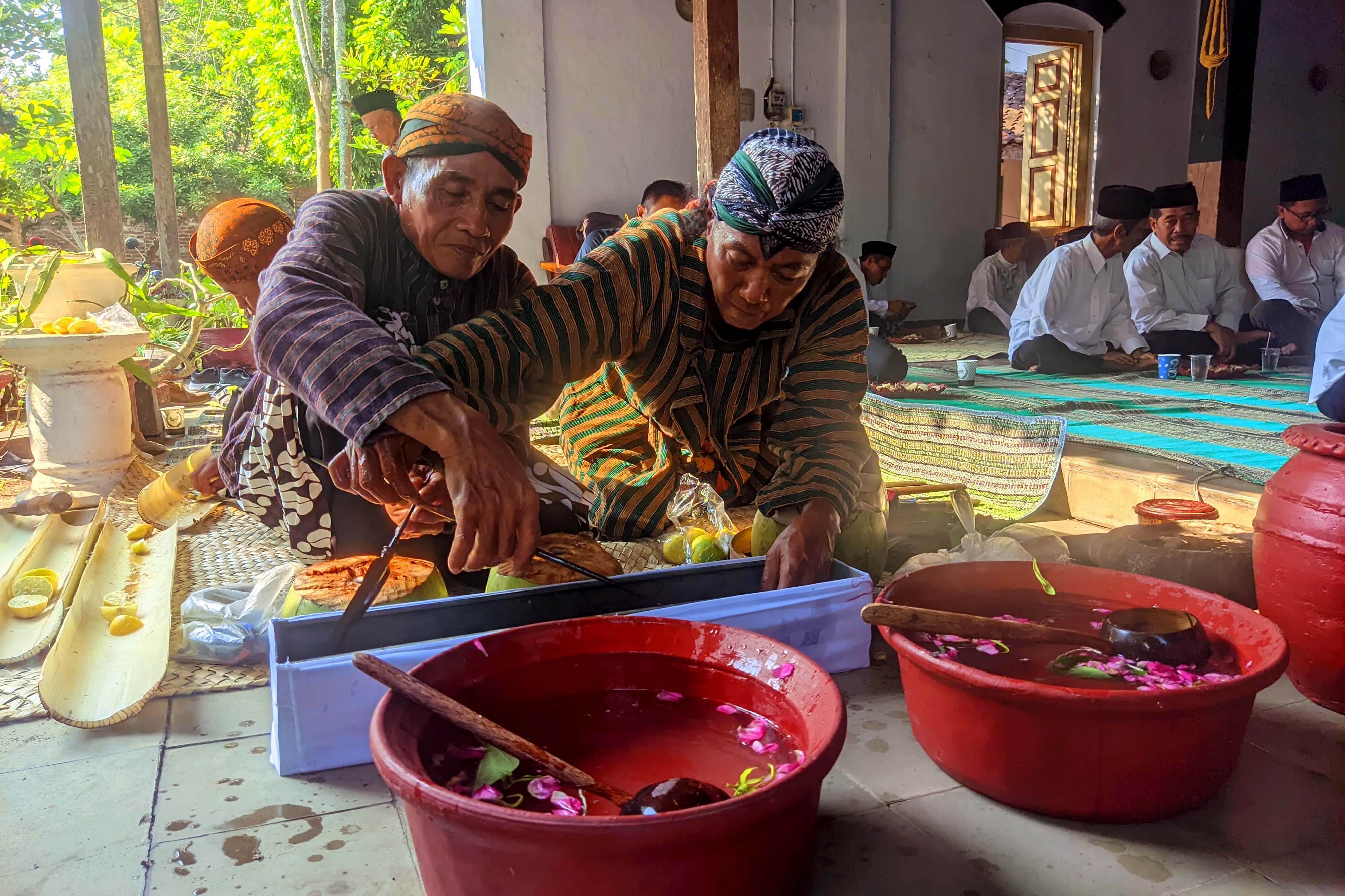 SAKRAL: Belasan pusaka Desa Sewulan dijamas di Pendopo Raden Soekotjo, Jumat (2/8).&nbsp;(LODITYA FERNANDEZ/RADAR MADIUN)