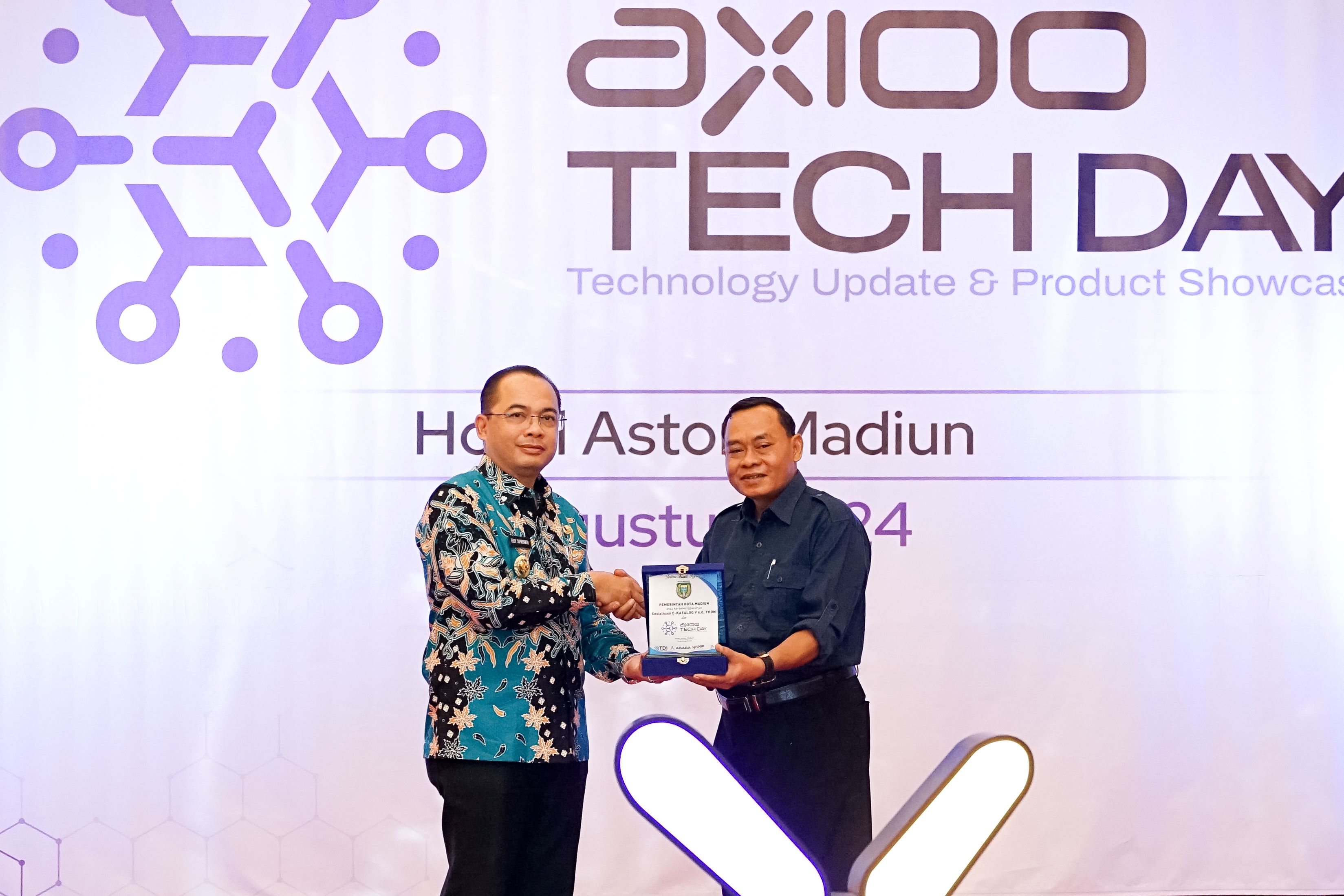 SIMBOLIS: Direktur Bimakom Samadi memberikan cinderamata kepada Pj Wali Kota Madiun Eddy Supriyanto.&nbsp;(ABRIANTO WIBOWO/RADAR MADIUN)