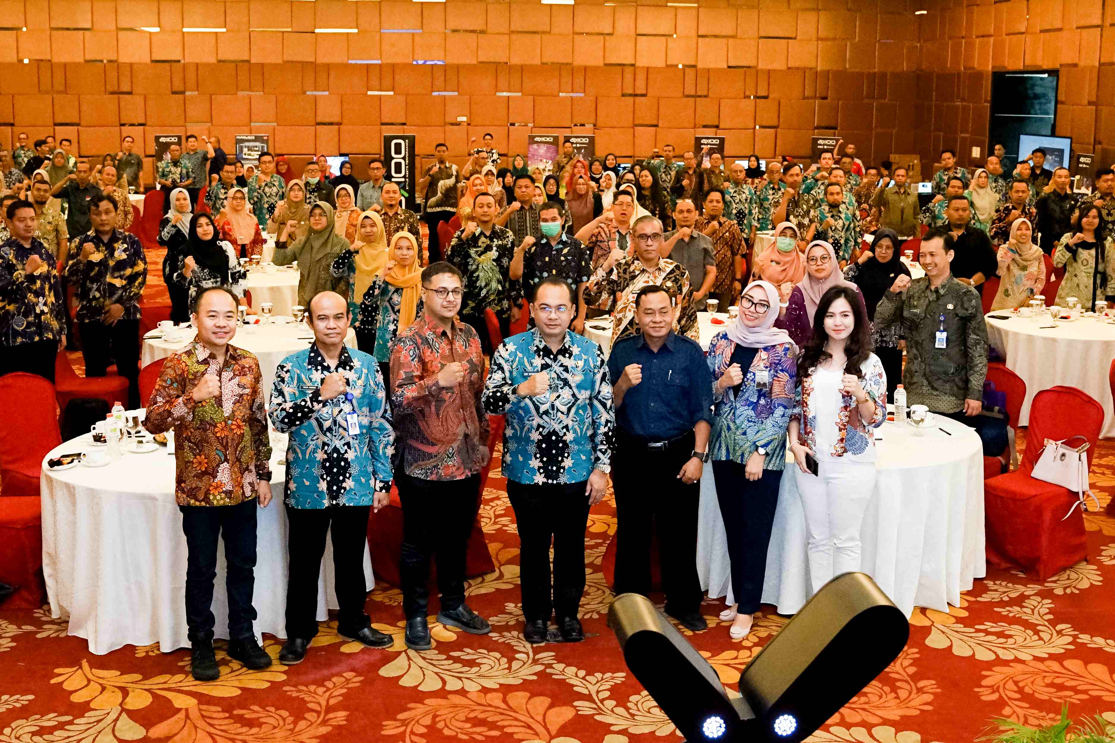 KOMPAK: Pj Wali Kota Madiun Eddy Supriyanto, Direktur Bimakom Samadi berfoto bersama ratusan peserta sosialisasi.&nbsp;(ABRIANTO WIBOWO/RADAR MADIUN)