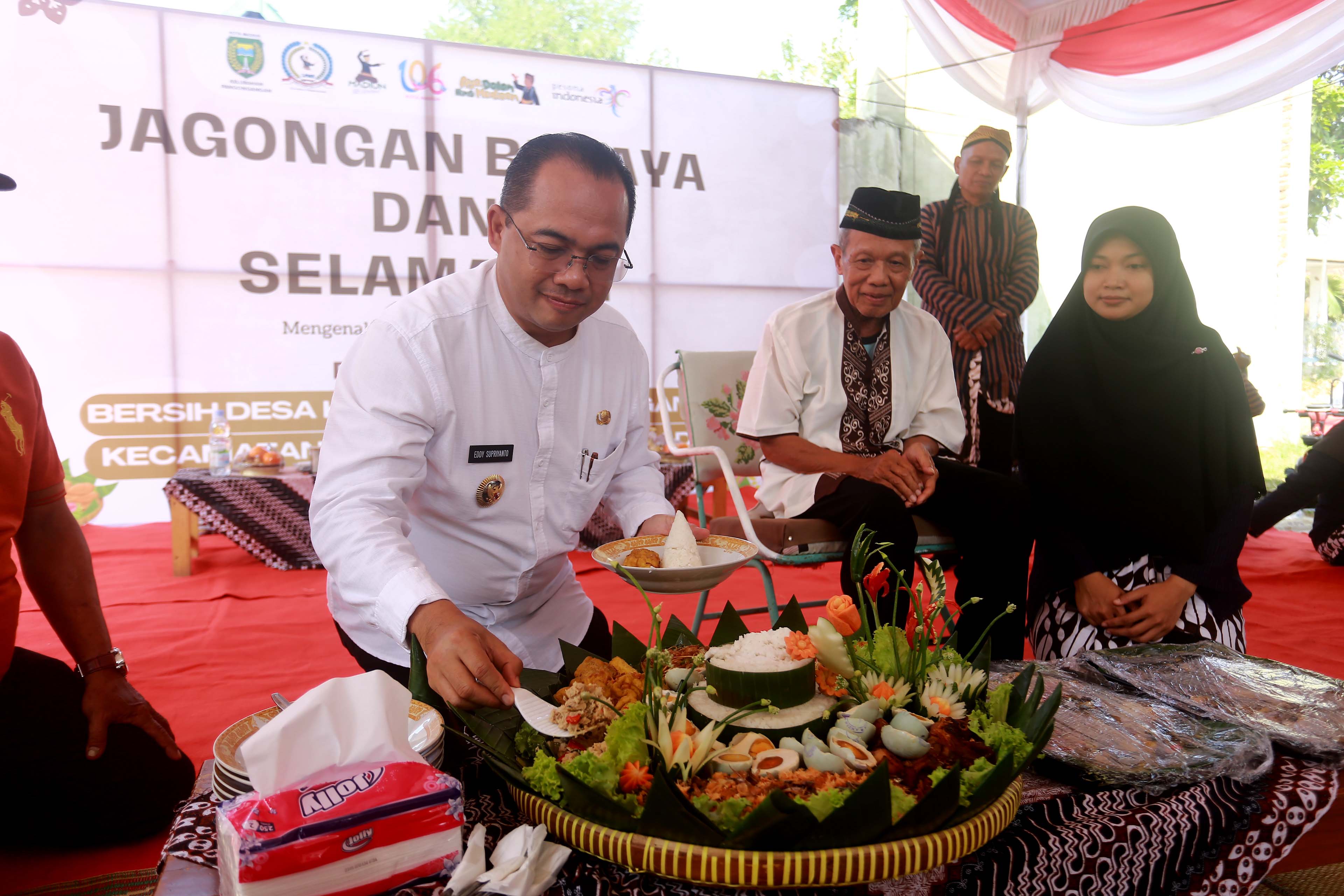 BUDAYA: Pj Wali Kota Madiun Eddy Supriyanto mengikuti acara slematan tumpeng dalam tradisi bersih desa Pangongangan di makam (punden) Nyi Ageng Ronje, Jumat (2/8). (BAGAS BIMANTARA/RADAR MADIUN)