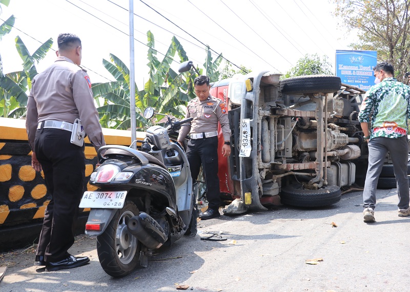 REMUK: Satu unit dump truk bermuatan pasir terguling usai terlibat kecelakaan dengan sepeda motor&nbsp;di Jalan Trunojoyo, Ponorogo, Kamis (1/8).