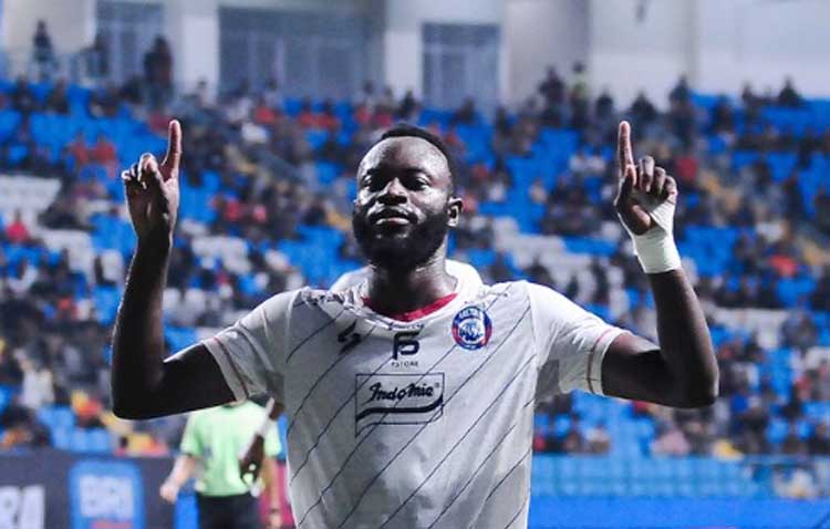 Charles Lokolingoy musim lalu jadi faktor kunci Arema FC terhindar degradasi.