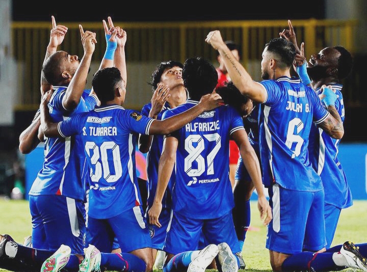 KAMPIUN: Selebrasi pemain Arema FC usai adu penalti.
