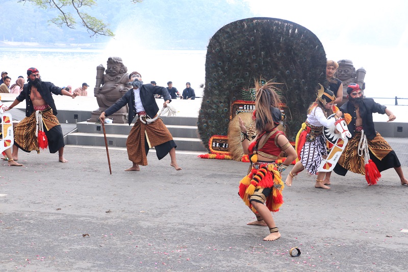 BUDAYA: Pertunjukan reog digelar beberapa kali di area&nbsp;water fountain&nbsp;Telaga Ngebel Ponorogo. Diharapkan mampu mendongkrak tingkat kunjungan wisatawan.&nbsp;