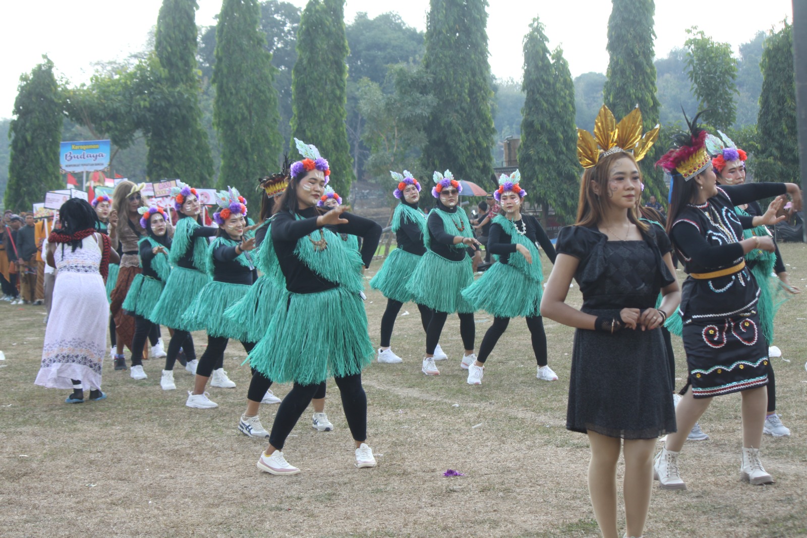 JOGET KREASI: Ibu-ibu komunitas aerobik Desa Dero turut unjuk kebolehan dengan joget kreasi.&nbsp;(SATRIO JATI WASKITO/RADAR NGAWI)